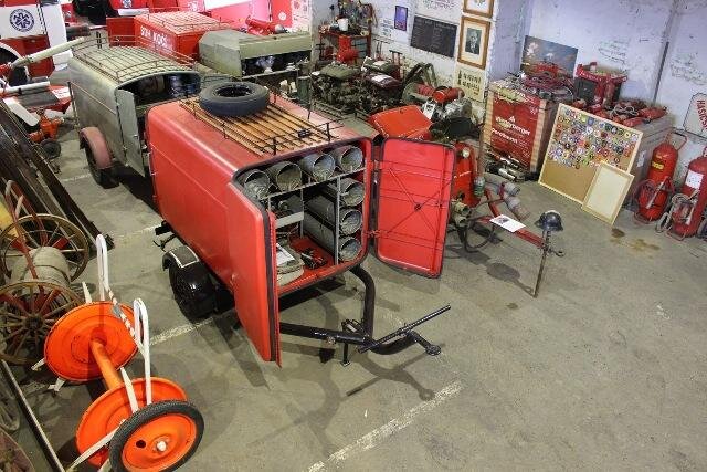Součástí expozice jsou také různé typy přívěsů za hasičská vozidla.