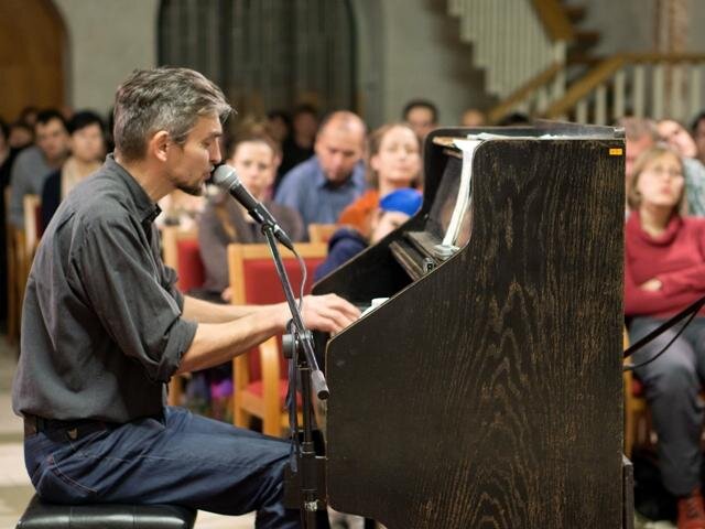 Jarda Svoboda hrál při koncertě na harmonium.