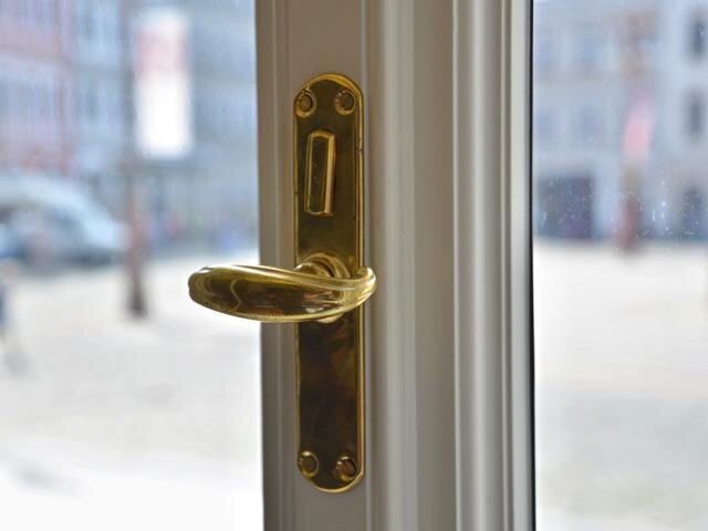 Detail obnovené okenní kličky