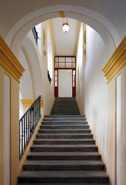 Klasicistní schodiště do obytných místností - piana nobile jižního křídla zámku.