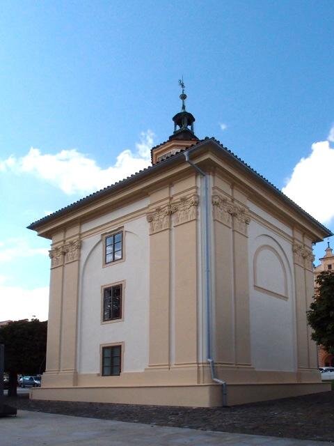 Kaple vznikla ve 20. letech 18. století a v roce 1795 byla přestavěna na radnici.