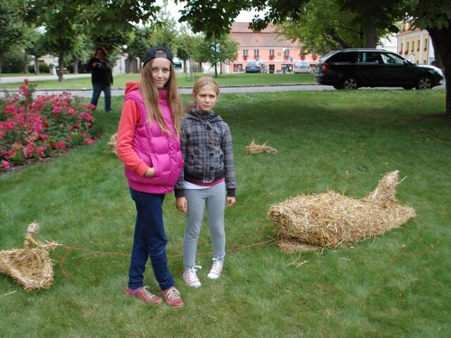 Výrobky účastníků akce jsou třetího dne Slámování vystavené na červenořečickém náměstí.