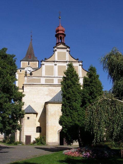 Uvnitř kostela je ukryta monumentální pohřební kaple s rodinnou hrobkou Redernů.