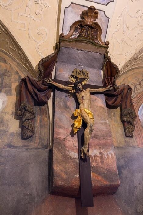 Kříž v interiéru Očistcové kaple