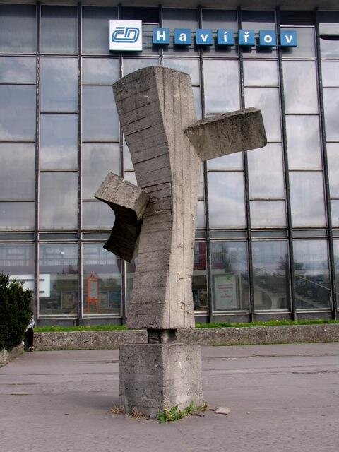 Socha Směrník byla původně instalována před nádraží v Havířově (archivní snímek).