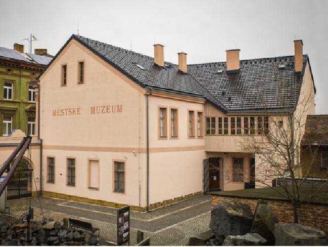 Na třetím místě v kategorii veřejné stavby skončila firma Jaroslav Kopřiva se střechou Městského muzea ve Skutči.