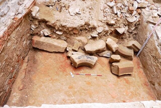 Pískovcové architektonické články nalezené v úrovni podlahy místnosti pod zásypem stavební suti, která byla navezena během přestavby paláce v 16. století.