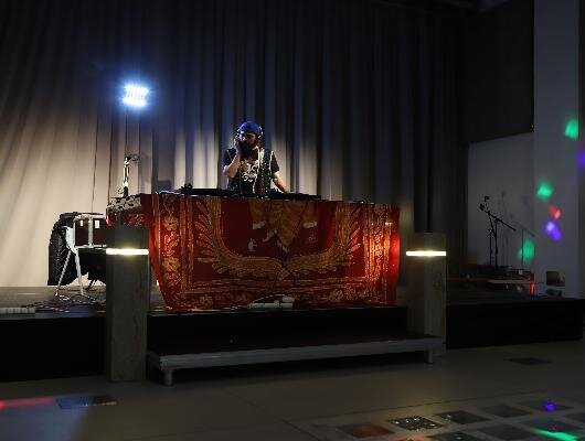 DJ Starosta právě zahájil program společenského večera.