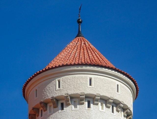Hlavní věž zámku s novou krytinou Tondach