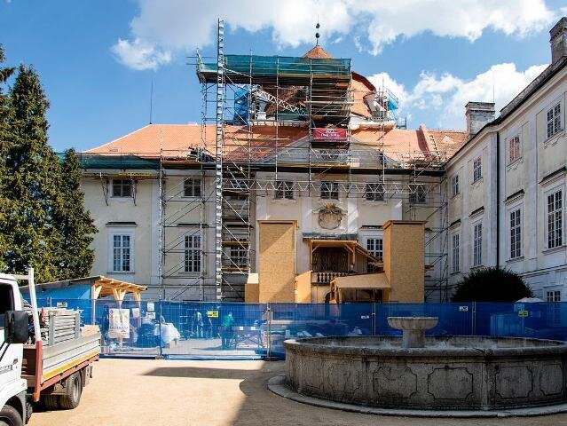 Pohled na nádvoří zámku s důmyslným lešením