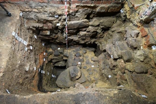 Severozápadní nároží základového zdiva středověkého roubeného domu