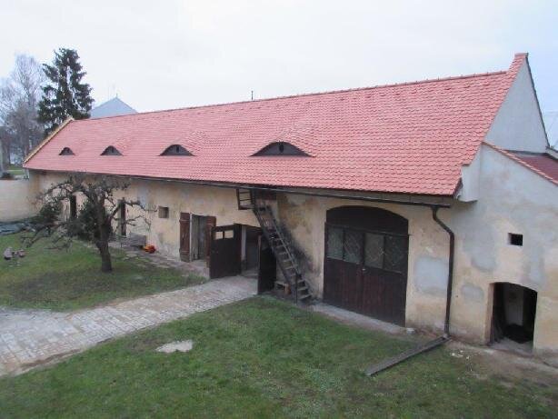 Obnovená střecha hospodářského objektu fary
