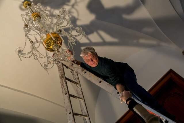 Instalaci lustru provedli odborní pracovníci Střední uměleckoprůmyslové školy z Kamenického Šenova.