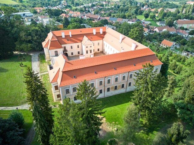 Celkový pohled na dispozici zámku z dronu