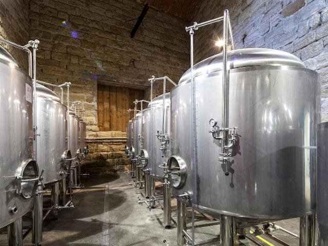 Pivovar je otevřen návštěvníkům a zároveň se v něm vaří pivo.