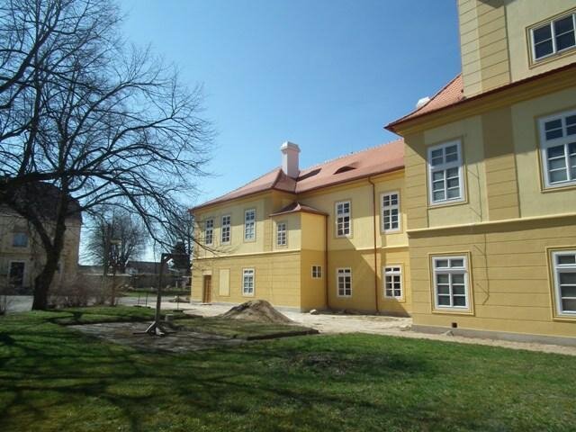 Opravené fasády zámku Vrbičany