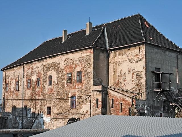 Fasáda Žerotínského paláce před obnovou v roce 2008