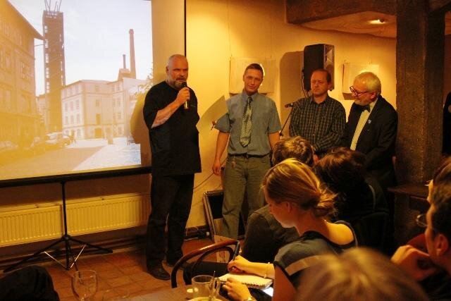Vítězem za rok 2012 se stala dostavba Chrámu chmele a piva v Žatci. Na snímku vlevo architekti z ateliéru Huml a Vaníček, vpravo profesor Rostislav Švácha.