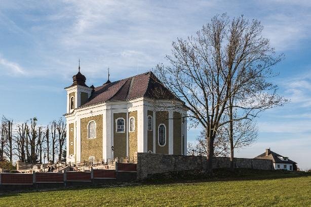 Barokní kostel byl postaven z rozhodnutí břevnovsko-broumovského opata Otmara Zinkeho.