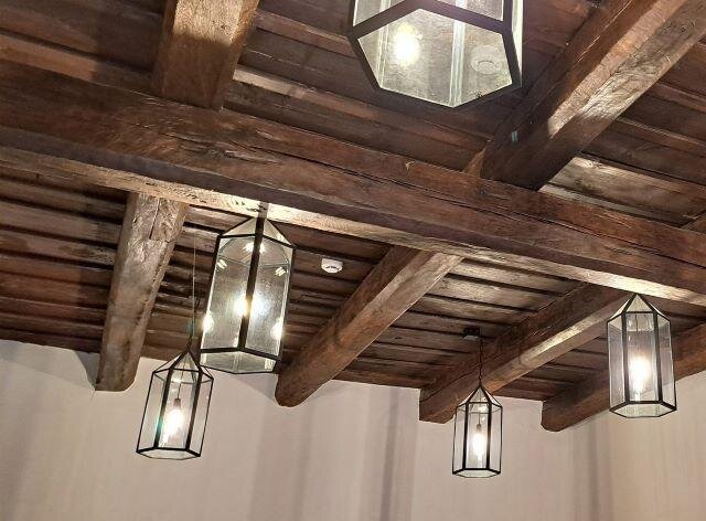 Proměny se dočkaly i trámové stropy v interiérech.