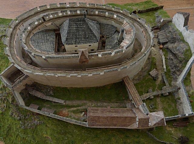 Nový Hrádek u Lukova představuje hypotetickou podobu starého hradu včetně příhradku a uměle vyhloubeného příkopu v roce 1465.