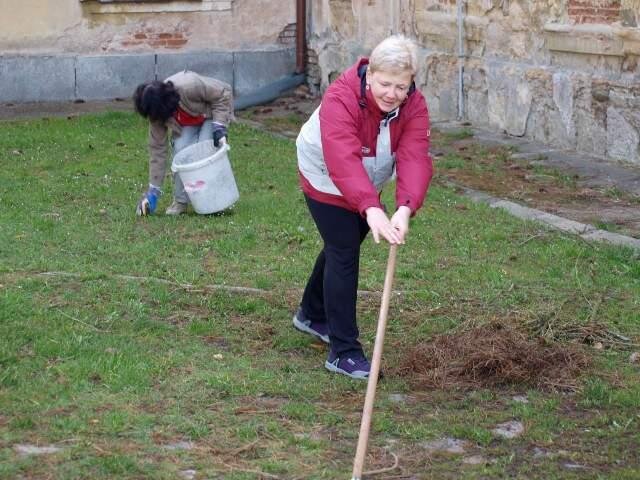 Redaktorky Dagmar Koželuhová (vlevo) a Helena Pašková při úklidu parku
