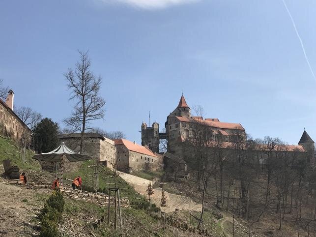 Pohled do obnovené zahrady s paraplíčkem