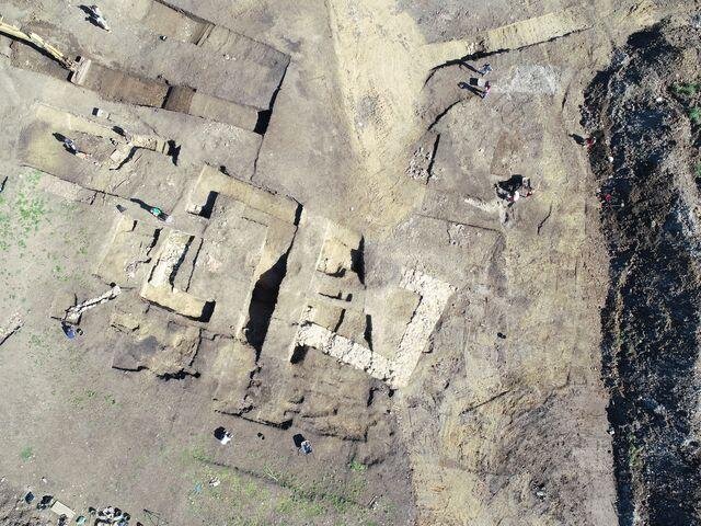 Základy kostela neznámého zasvěcení z počátku 14. století založené do příkopu opevnění