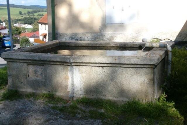 Kamenné kašny jsou stále funkční, i když na některých se podepsala nedostatečná údržba z minulých let.