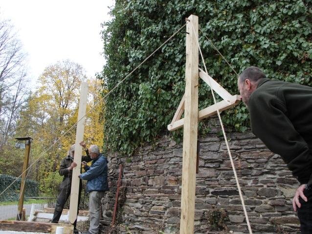 Vyměřování základů lešení s užitím historického nivelačního přístroje na principu zavěšené krokvice  