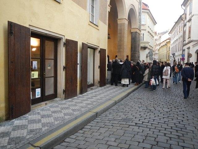 Knihkupectví Oliva v Husově ulice těsně před oficiálním otevřením.