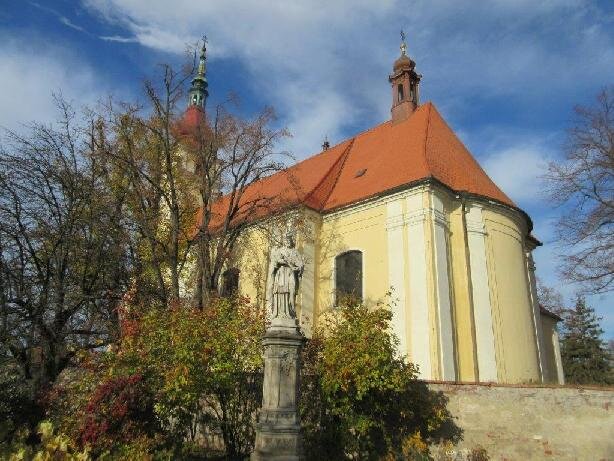 Obnovená střecha presbytáře s novým sanktusníkem