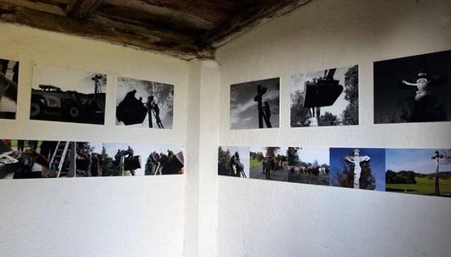 Interiér galerie s vystavenými fotografiemi