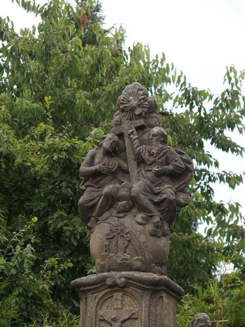 Na zeměkouli je ztvárněn v reliéfu Strom poznání s Adamem a Evou. Zcela na vrcholu jsou umístěni Ježíš Kristus, Bůh Otec a letící holubice, symbol Ducha svatého.