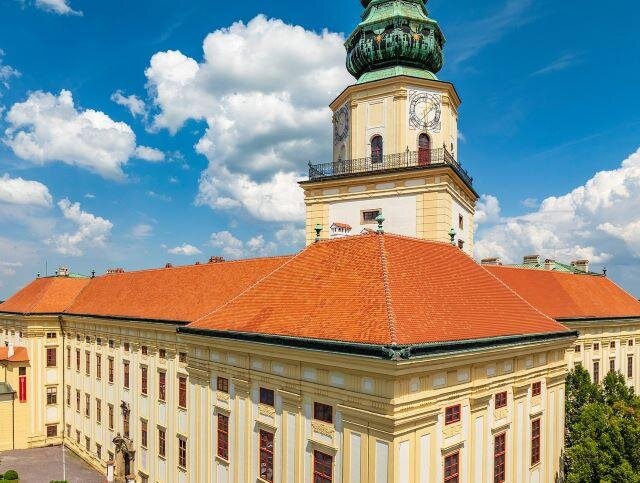 Rekonstrukce byla pro řemeslníky velmi náročná. Obnova se totiž týkala tesařských konstrukcí největšího trámoví ve střední Evropě.