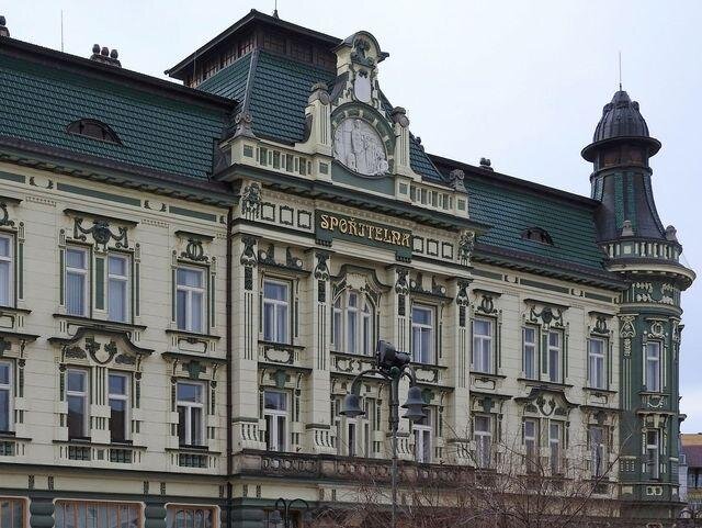 Pohled na budovu bývalé spořitelny s novou střešní krytinou
