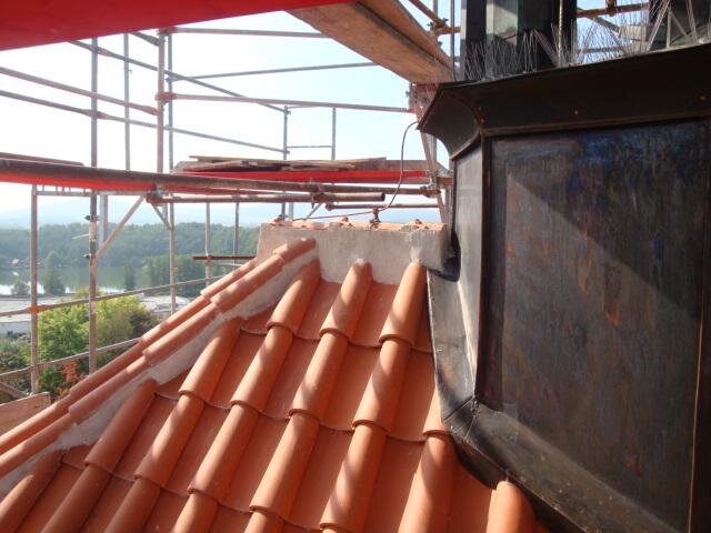 Zakončení střechy u věžičky kostela