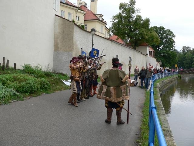 Na Zátkově nábřeží byli k vidění kromě korzujících historických osobností i dělostřelci a oddíl mušketýrů občas trochu hlučných při ukázkách střelby z dobových zbraní.