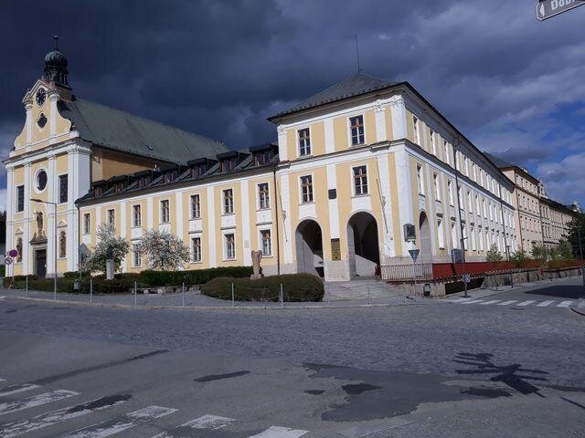 Barokní augustiniánský klášter s kostelem sv. Rodiny je prvním objektem na severní straně Štáflovy ulice při vjezdu od západu.