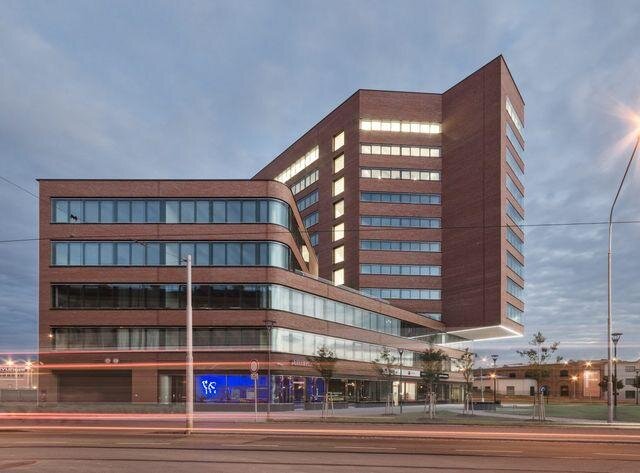 Polyfunkční objekt Dorn je největší budova se zavěšeným cihelným pláštěm v České republice.