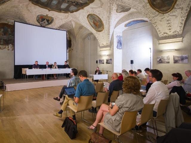 Posluchači panelové diskuze v refektáři dominikánského kláštera v Praze vyslechli řadu inspirativních příkladů z praxe.