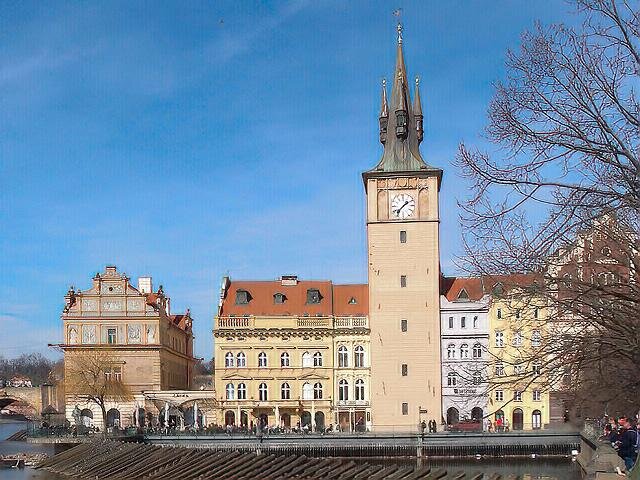 Dominantní charakter prostoru udává Staroměstská vodárenská věž.
