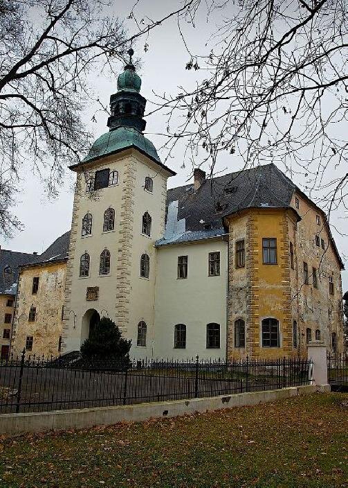 Centrální část zámku s věží je zatím v relativně slušném stavu.