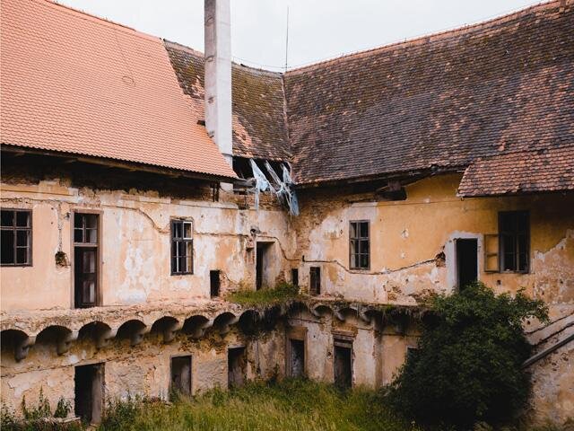 Pohled na neutěšený stav hlavní budovy