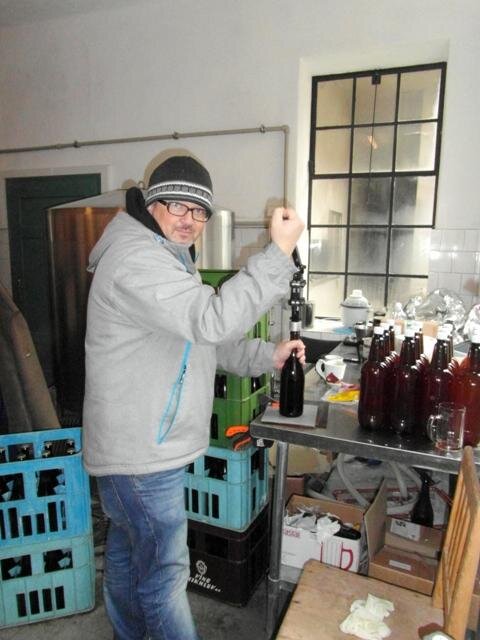 Redaktor Zpravodajství Zbyněk Konvička zátkuje již plné láhve.