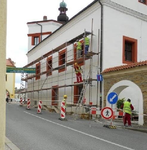 Nové Město nad Metují - obnova venkovní omítky Základní umělecké školy Bedřicha Smetany