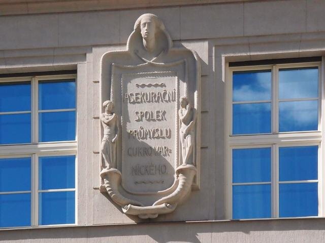 Veškeré zdobné fasádní prvky prošly restaurátorskou obnovou.