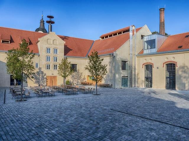 Ve vnitřním dvoře je dále mimo jiné prostor naskladňování sladu, přibyl například objekt sociálního zařízení s trafostanicí nebo otevřené prostranství se vzrostlými stromy.