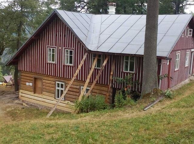 Tesař provedl výměnu trámů do výšky parapetů oken za čtyři týdny.