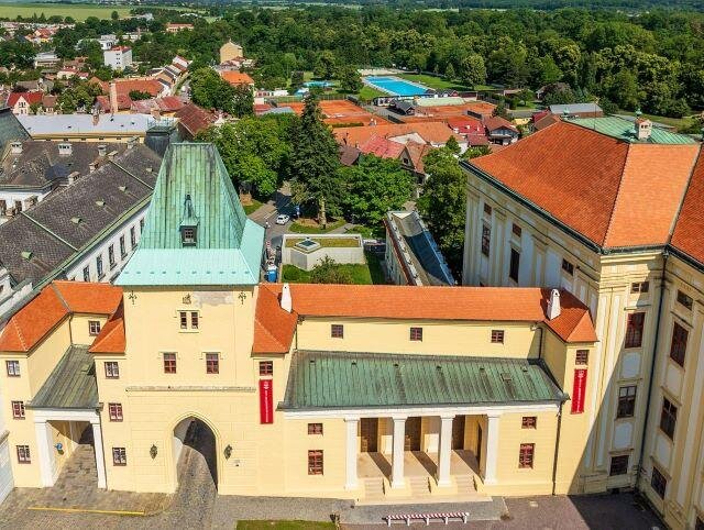 Spojovací křídlo zámku